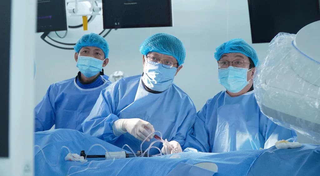 BS Phạm Xuân Hậu đang can thiệp mạch vành trong phòng CathLab