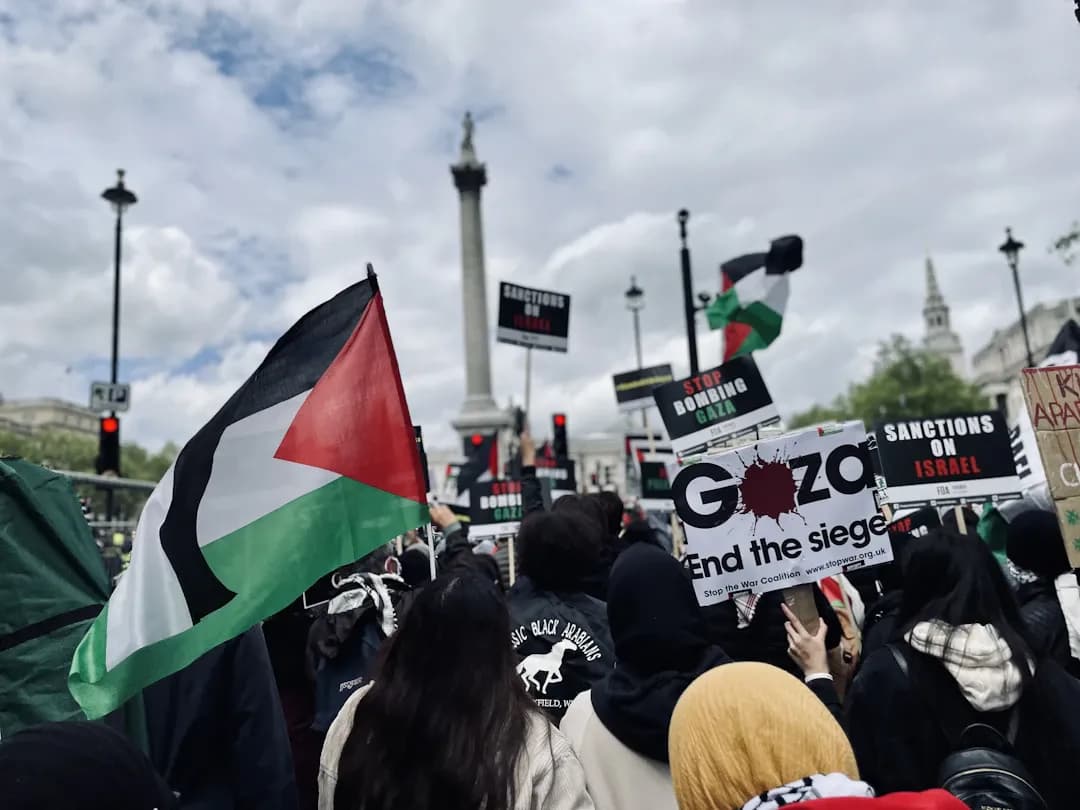 Câu hỏi 29: Tôi bị bệnh đái tháo đường và động mạch vành đã được đặt stent 2 năm, hiện nay đang được điều trị bằng thuốc hạ lipid máu, nhưng hiện nay xét nghiệm thấy LDL-C đã là 2,3 mmol/l, như vậy đã ổn chưa, tôi có thể dừng thuốc được không?