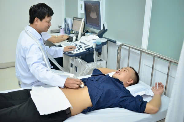 BS Hậu siêu âm tim màu hiện đại, bác sĩ đang thao tác máy siêu âm để kiểm tra sức khỏe tim mạch cho người bệnh.